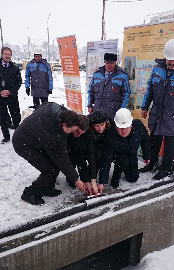 Закладка капсулы времени в основание дома